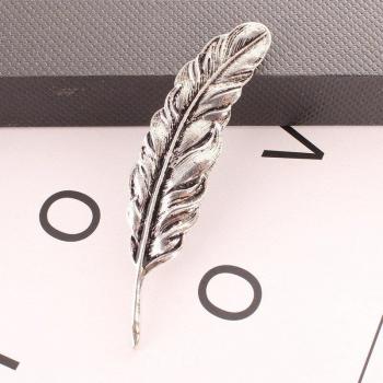 Pin de Hoja con Detalles en Plumas Doradas