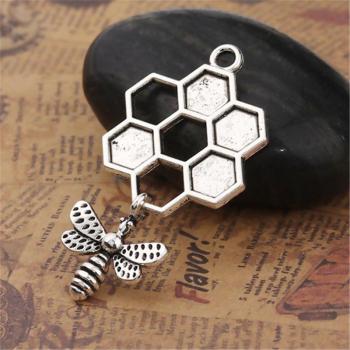 Set de 5 Colgantes Panal de Abeja 3D, Aleación de Zinc, Color Dorado y Plateado, 46x24mm