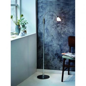 Herstal Denmark Bodenleuchte Cut (Chrom/Weiß) – LED mit Metall‑ und Glaselementen